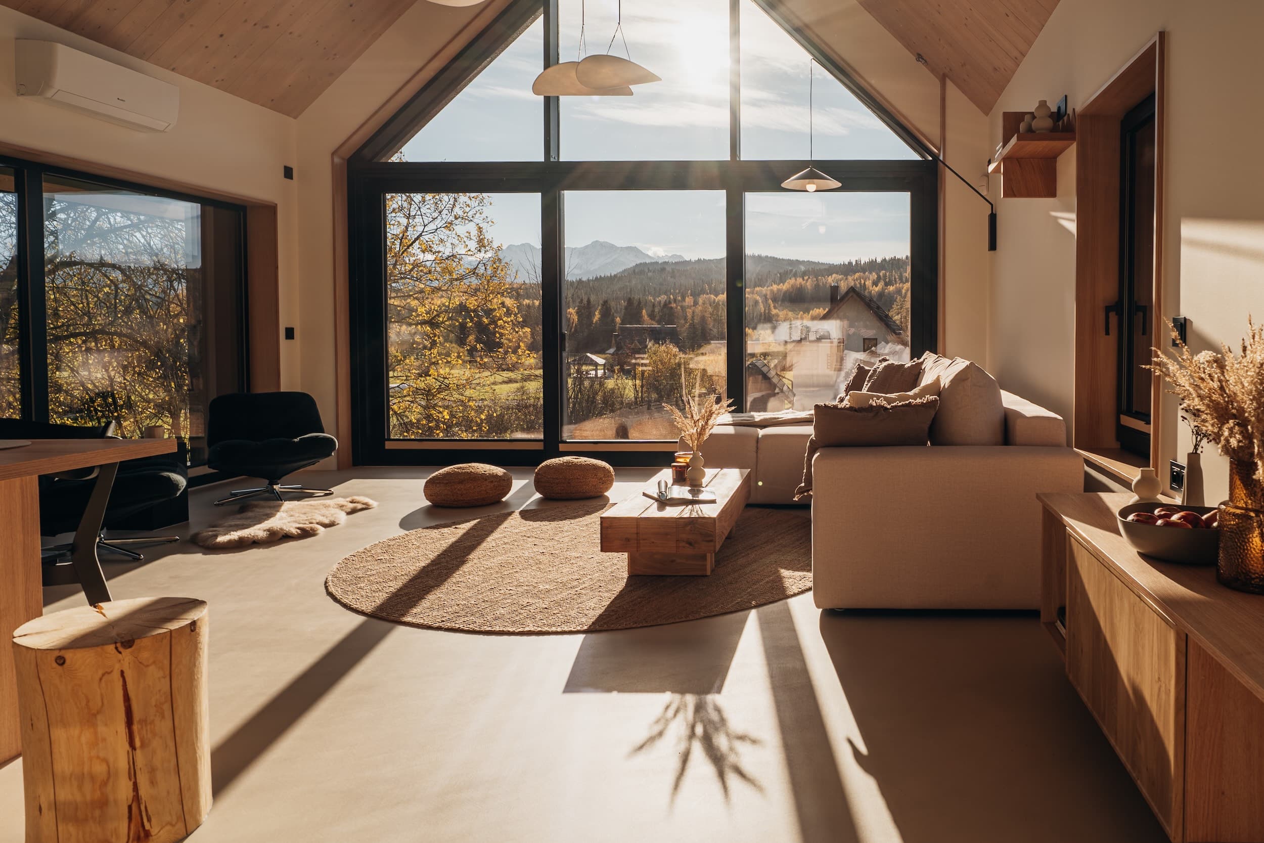 Wnętrze apartamentu z dużym oknem z widokiem na Tatry i nowoczesną kuchnią